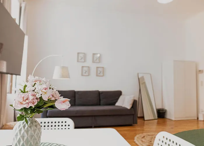 Comfy 2br Apt, Perfect For Long Near Rennweg *