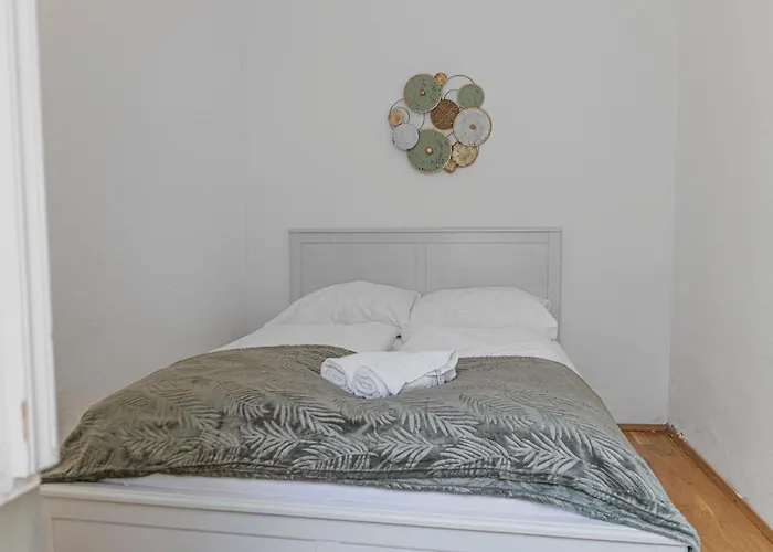 Comfy 2br Apt, Perfect For Long Near Rennweg Apartamento