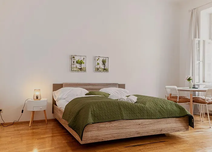 Apartamento Comfy 2br Apt, Perfect For Long Near Rennweg *
