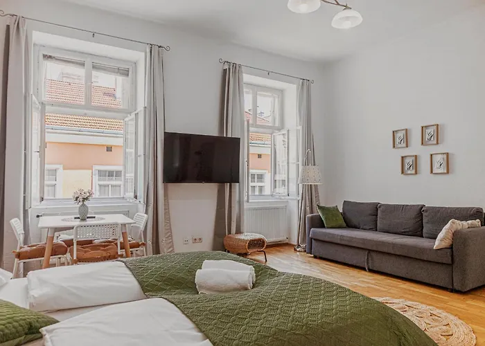 Comfy 2br Apt, Perfect For Long Near Rennweg *